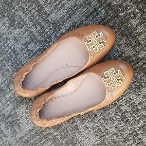 TORY BURCH tan leather ballet flats pebbled
